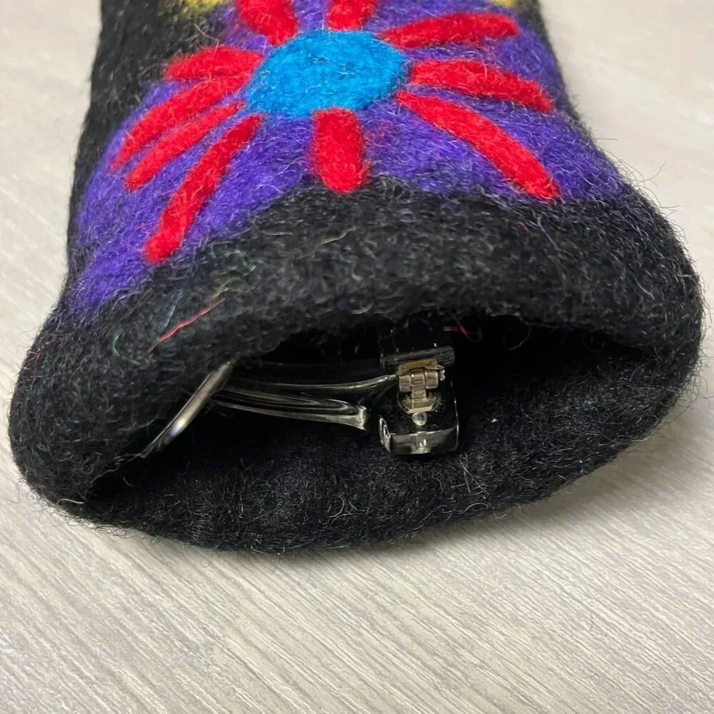 Wool glasses holder with flowers